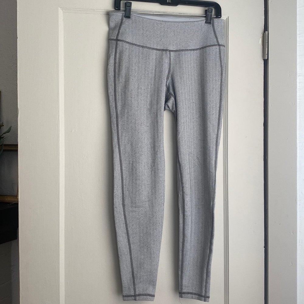 Old Navy | Active wear white and gray chevron leggings